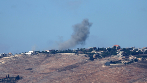 Fumaça sobe como resultado de um ataque aéreo israelense perto da vila de Maroun El Ras no sul do Líbano,