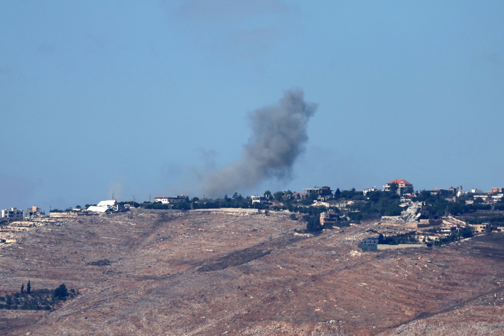 Fumaça sobe como resultado de um ataque aéreo israelense perto da vila de Maroun El Ras no sul do Líbano,