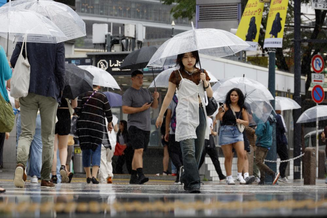 Tóquio (Japão), 30/08/2024.- Pedestres caminham segurando guarda-chuvas sob chuva no cruzamento de Shibuya em Tóquio, Japão, 30 de agosto de 2024. O rio Tama atingiu o nível 4 de 5 na escala de risco de inundação no início do dia. O tufão Shanshan se moveu lentamente e trouxe chuvas fortes intermitentes não apenas para Kyushu e Shikoku, mas também para a área de Kanto, na região de Tóquio. A Agência Meteorológica do Japão continuou a pedir às pessoas que permanecessem vigilantes para deslizamentos de terra, inundações e aumento do nível das águas nos rios. Apesar do enfraquecimento, o tufão, que deve chegar a Tóquio em 31 de agosto, traz chuvas fortes até mesmo na cidade devido ao ar quente e úmido que flui no sentido horário. (deslizamiento de tierras, Japón, Tokio)