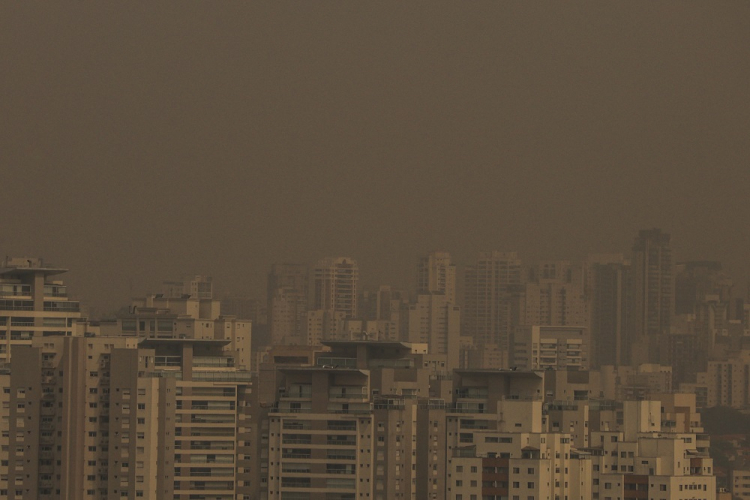 Baixa umidade permanece em quase todo o país neste domingo, segundo Inmet