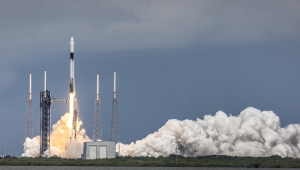 A missão Crew-9 da SpaceX da NASA decola em uma espaçonave Dragon, em um foguete Falcon 9 da SpaceX, da plataforma de lançamento do Complexo de Lançamento 40 na Estação da Força Espacial de Cabo Canaveral, na Flórida