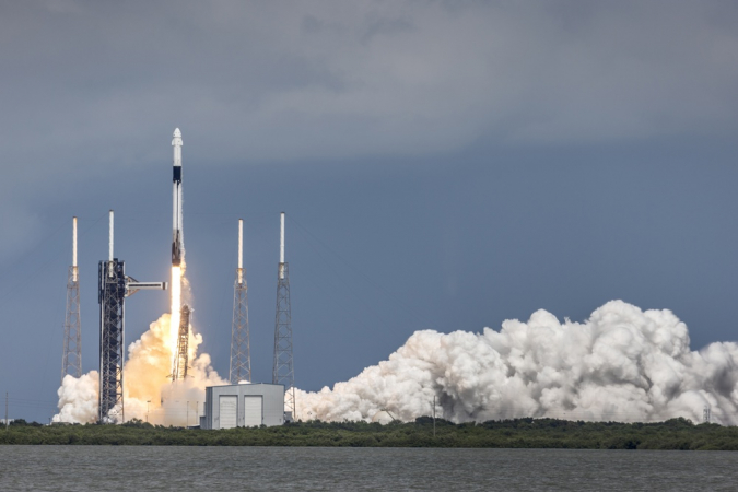 A missão Crew-9 da SpaceX da NASA decola em uma espaçonave Dragon, em um foguete Falcon 9 da SpaceX, da plataforma de lançamento do Complexo de Lançamento 40 na Estação da Força Espacial de Cabo Canaveral, na Flórida