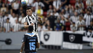 Marçal, do Botafogo, disputa lance com Edenilson, do Grêmio, durante partida válida pela 28ª rodada do Campeonato Brasileiro