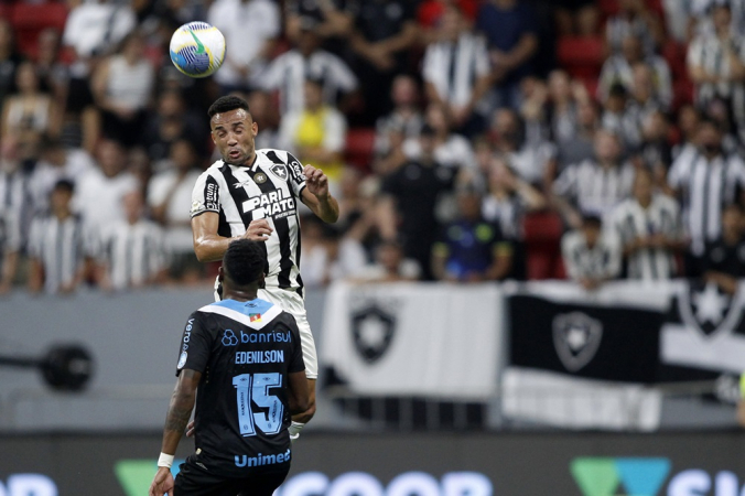 Marçal, do Botafogo, disputa lance com Edenilson, do Grêmio, durante partida válida pela 28ª rodada do Campeonato Brasileiro