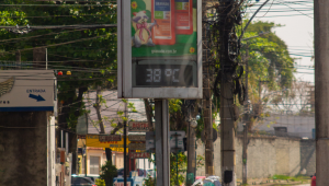 Dia de forte calor e clima seco em meio a onda de calor o termômetro registra temperatura de 38ºC no bairro de Vila Valqueire na zona norte da cidade em Rio de Janeiro, RJ.