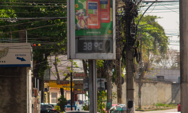 Dia de forte calor e clima seco em meio a onda de calor o termômetro registra temperatura de 38ºC no bairro de Vila Valqueire na zona norte da cidade em Rio de Janeiro, RJ.