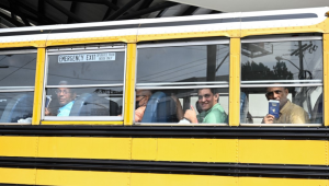 Prisioneiros políticos nicaraguenses libertados partem em um ônibus após sua chegada à Base Aérea da Cidade da Guatemala em 5 de setembro de 2024. Os Estados Unidos disseram na quinta-feira que garantiram a libertação de 135 presos políticos da Nicarágua, a última transferência em massa do governo cada vez mais autoritário do presidente Daniel Ortega.