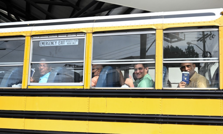 Prisioneiros políticos nicaraguenses libertados partem em um ônibus após sua chegada à Base Aérea da Cidade da Guatemala em 5 de setembro de 2024. Os Estados Unidos disseram na quinta-feira que garantiram a libertação de 135 presos políticos da Nicarágua, a última transferência em massa do governo cada vez mais autoritário do presidente Daniel Ortega.