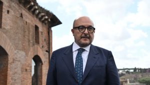 Ministro da Cultura da Itália, Gennaro Sangiuliano participa de coletiva de imprensa para apresentação de novo projeto nos Fóruns Imperiais (Fori Imperiali), no dia 2 de abril de 2024, em Roma. O ministro da Cultura da Itália, Gennaro Sangiuliano, disse em 4 de setembro de 2024 que se ofereceu para renunciar depois de se envolver em um escândalo de infidelidade, mas que o primeiro-ministro Giorgia Meloni recusou. Sangiuliano foi envolvido no escândalo no mês passado depois que uma mulher chamada Maria Rosaria Boccia começou a postar fotos nas redes sociais.