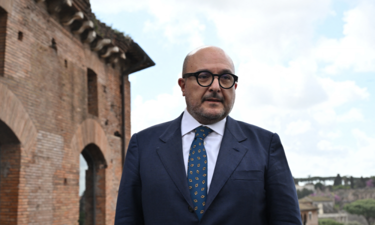 Ministro da Cultura da Itália, Gennaro Sangiuliano participa de coletiva de imprensa para apresentação de novo projeto nos Fóruns Imperiais (Fori Imperiali), no dia 2 de abril de 2024, em Roma. O ministro da Cultura da Itália, Gennaro Sangiuliano, disse em 4 de setembro de 2024 que se ofereceu para renunciar depois de se envolver em um escândalo de infidelidade, mas que o primeiro-ministro Giorgia Meloni recusou. Sangiuliano foi envolvido no escândalo no mês passado depois que uma mulher chamada Maria Rosaria Boccia começou a postar fotos nas redes sociais.