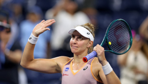 A brasileira Beatriz Haddad Maia comemora sua vitória sobre a russa Anna Kalinskaya no final da terceira rodada de simples feminino no sexto dia do torneio de tênis US Open, no USTA Billie Jean King National Tennis Center, na cidade de Nova York, em 31 de agosto de 2024