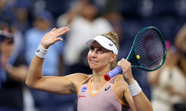 A brasileira Beatriz Haddad Maia comemora sua vitória sobre a russa Anna Kalinskaya no final da terceira rodada de simples feminino no sexto dia do torneio de tênis US Open, no USTA Billie Jean King National Tennis Center, na cidade de Nova York, em 31 de agosto de 2024