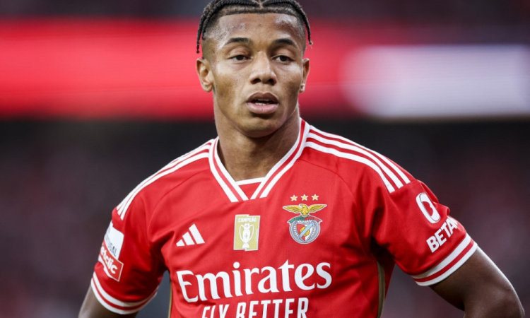 O avançado brasileiro #7 do Benfica, David Neres, reage durante o jogo da liga portuguesa de futebol entre o SL Benfica e o Casa Pia, no estádio da Luz, em Lisboa, a 28 de outubro de 2023.