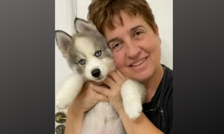 Eliane Toniolo, de 63 anos., com o cachorrinho ao lado