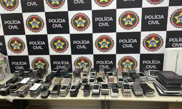 Mais de 750 celulares furtados apreendidos no mercado popular da Uruguaiana, no Rio