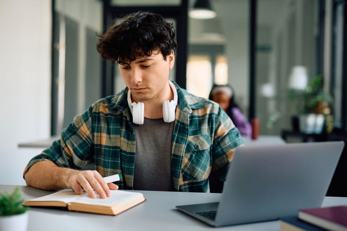 A preparação para a redação do Enem exige domínio da estrutura textual e um repertório sociocultural sólido 