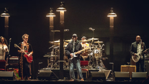 Eric Clapton, agasalhado no palco do Allianz Parque Foto: Divulgação/MOVE Concerts