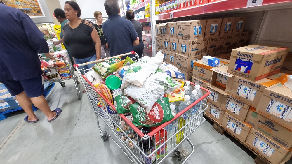 Movimentação em supermercado atacadista de são Paulo, na tarde desta quinta-feira