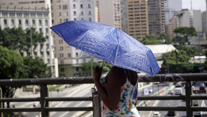 Pedestres enfrentam calor intenso e ar seco e poluído no centro antigo de São Paulo