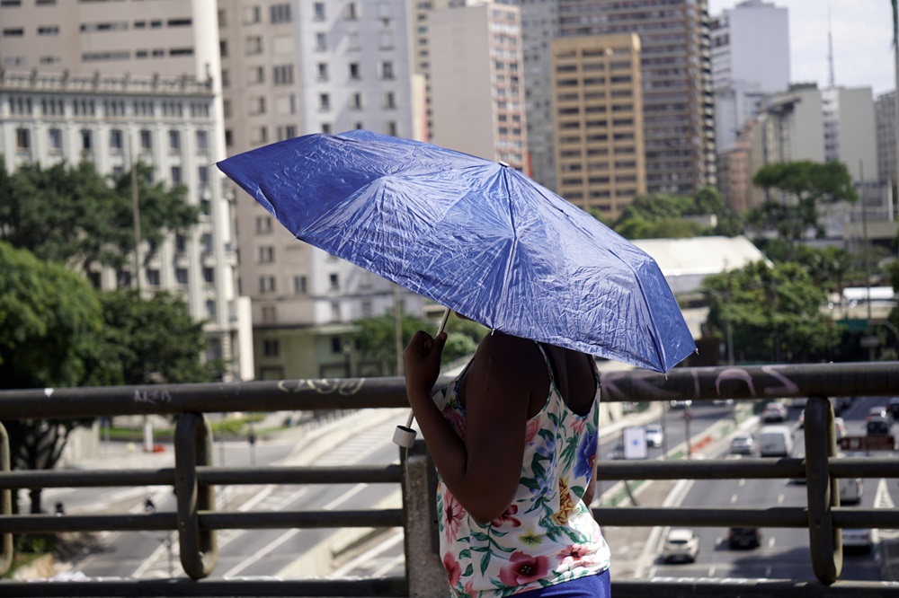 Pedestres enfrentam calor intenso e ar seco e poluído no centro antigo de São Paulo