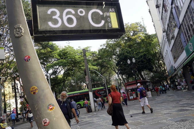 Pedestres enfrentam tarde de forte calor na região central de São Paulo