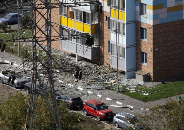 Restos de um prédio de apartamentos danificado são vistos em uma rua após um suposto ataque de drone ucraniano em Ramenskoye, região de Moscou, Rússia, 10 de setembro de 2024. Uma mulher de 46 anos morreu em um ataque de drone durante a noite em Ramenskoye, fora de Moscou, disse o governador da região de Moscou, Andrey Vorobyov. (Rússia, Ucrânia, Moscou)