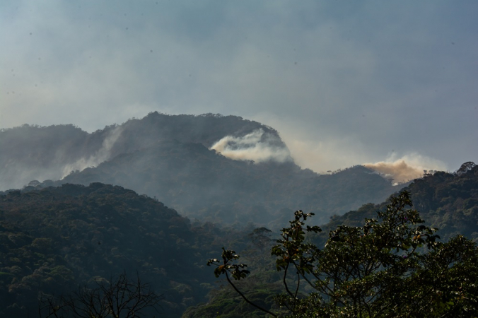 Queimada consome área do Parque Nacional da Serra dos Órgaos (Parnaso), nos bairros Caxambu e Morin, neste sábado (14), em Petrópolis, cidade da região serrana do Estado Rio de Janeiro