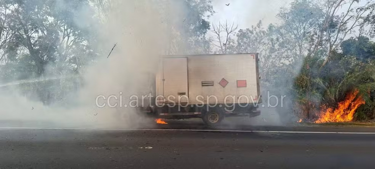 Caminhão com 6 mil dinamites pega fogo na Rodovia Washington Luís