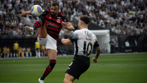 SP - CORINTHIANS/FLAMENGO - ESPORTES - Fabrício Bruno (Flamengo) e Rodrigo Garro (Corinthians) durante a partida entre Corinthians x Flamengo realizada na Neo Química Arena em São Paulo, SP. O jogo, válido pela 25ª rodada do Brasileirão 2024, acontece neste domingo (01), aniversário de 114 anos do Corinthians. 01/09/2024