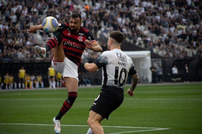 SP - CORINTHIANS/FLAMENGO - ESPORTES - Fabrício Bruno (Flamengo) e Rodrigo Garro (Corinthians) durante a partida entre Corinthians x Flamengo realizada na Neo Química Arena em São Paulo, SP. O jogo, válido pela 25ª rodada do Brasileirão 2024, acontece neste domingo (01), aniversário de 114 anos do Corinthians. 01/09/2024