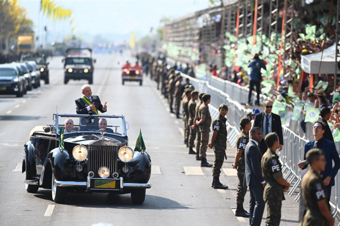 DF - DESFILE 7/SETEMBRO EM BRASÍLIA - POLÍTICA - Neste sábado (7) o Presidente do Brasil Luiz Inácio Lula da Silva participa do desfile de 7 de Setembro em Brasília em comemoração aos 202 anos de independência do Brasil. O desfile não conta com a presença do ex ministro Silvio Almeida que foi demito do governo por denúncias de assédio sexual contra a Ministra Anielle Franco e outras mulheres. 07/09/2024 - Foto: TON MOLINA/FOTOARENA/FOTOARENA/ESTADÃO CONTEÚDO