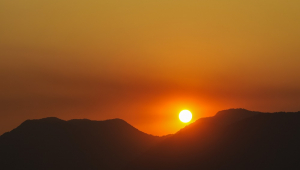 O aumento das queimadas em áreas florestais e rurais e a presença de uma massa de ar seco que impede a dispersão de poluentes do ar e prolonga a onde de calor no Rio de Janeiro, proporciona uma coloração peculiar ao entardecer e ao amanhecer