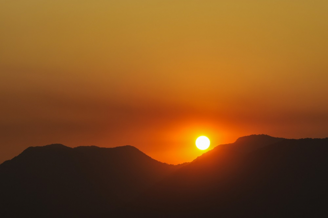 O aumento das queimadas em áreas florestais e rurais e a presença de uma massa de ar seco que impede a dispersão de poluentes do ar e prolonga a onde de calor no Rio de Janeiro, proporciona uma coloração peculiar ao entardecer e ao amanhecer