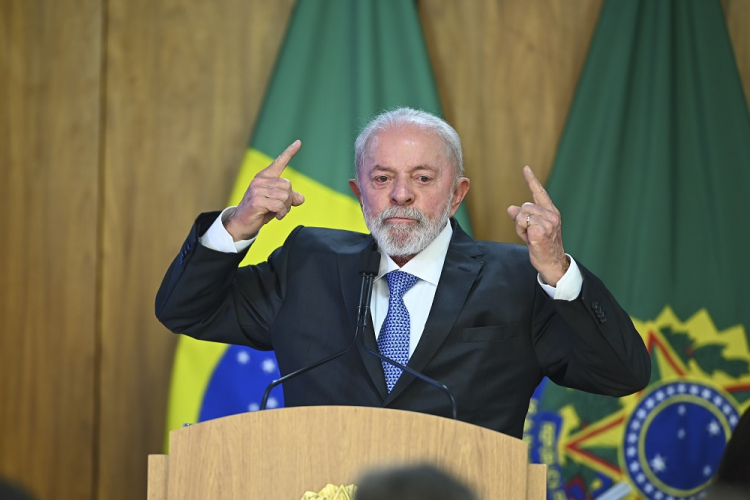 Lula volta a defender salário mínimo e diz que economia brasileira vai crescer cerca de 3,5%