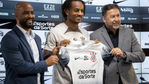 Executivo de Futebol Fabinho Soldado, André Carrillo e Augusto Melo, presidente do Corinthians, em coletiva de imprensa de apresentação do atleta peruano