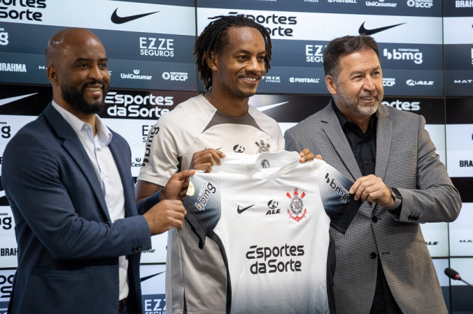 Executivo de Futebol Fabinho Soldado, André Carrillo e Augusto Melo, presidente do Corinthians, em coletiva de imprensa de apresentação do atleta peruano