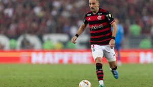 Léo Ortiz corre com a bola durante a partida entre Flamengo e Peñarol