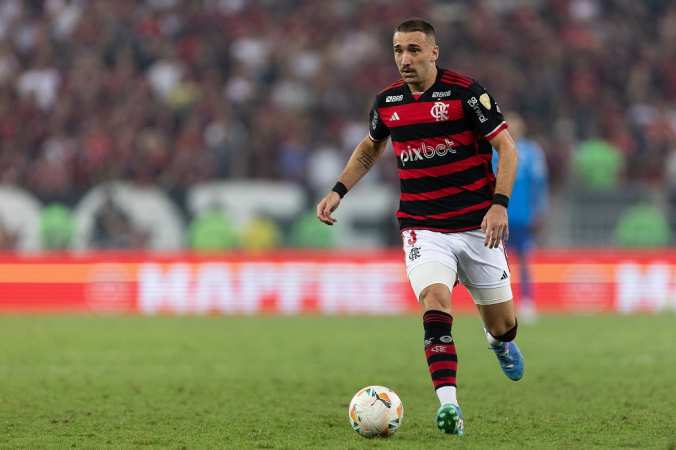 Léo Ortiz corre com a bola durante a partida entre Flamengo e Peñarol