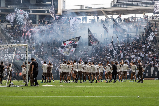 Elenco do Corinthians agradece a presença da torcida durante treino aberto