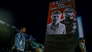 Em memoraria aos dois anos da morte do indigenista Bruno Pereira e do jornalista Dom Phillips, imagens são projetadas na parede do ministério dos Direitos Humanos