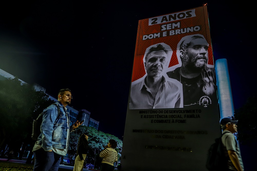 Em memoraria aos dois anos da morte do indigenista Bruno Pereira e do jornalista Dom Phillips, imagens são projetadas na parede do ministério dos Direitos Humanos