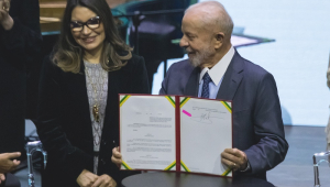 SP - BIENALDOLIVRO/SÃOPAULO - GERAL - O Presidente Luiz Inácio Lula da Silva assina o decreto que regulamenta a Política Nacional de Leitura e Escrita (PNLE) durante Cerimônia de abertura da 27ª Bienal Internacional do Livro realizada no Auditório Celso Furtado no Distrito Anhembi em São Paulo na noite desta quinta (05). 05/09/2024