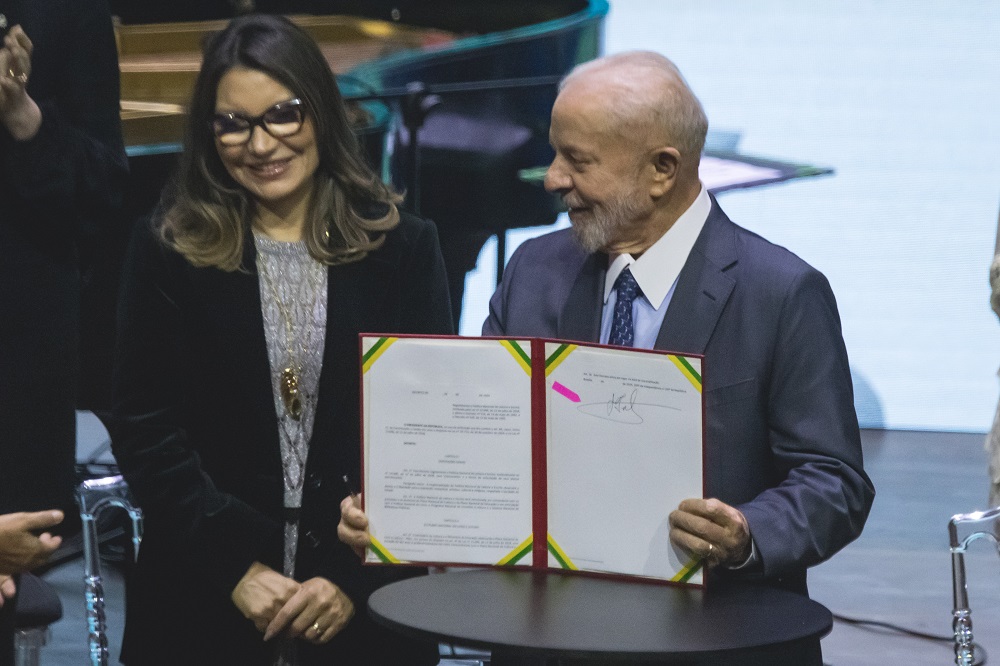 SP - BIENALDOLIVRO/SÃOPAULO - GERAL - O Presidente Luiz Inácio Lula da Silva assina o decreto que regulamenta a Política Nacional de Leitura e Escrita (PNLE) durante Cerimônia de abertura da 27ª Bienal Internacional do Livro realizada no Auditório Celso Furtado no Distrito Anhembi em São Paulo na noite desta quinta (05). 05/09/2024