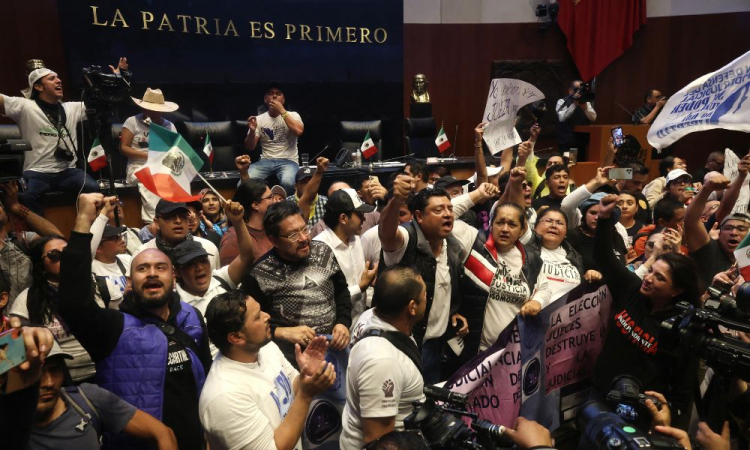 Manifestantes invadem Senado no México e interrompem debate sobre reforma judicial