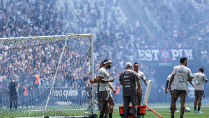 Jogadores do Corinthians realizam um treino aberto para cerca de 25 mil torcedores antes do embarque da equipe rumo a Brasília