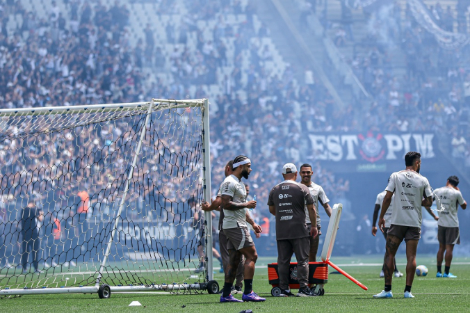 Jogadores do Corinthians realizam um treino aberto para cerca de 25 mil torcedores antes do embarque da equipe rumo a Brasília