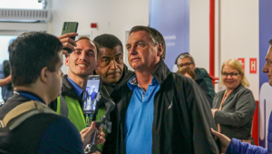 O ex-presidente Jair Bolsonaro desembarca na cidade de Pelotas, no Rio Grande do Sul