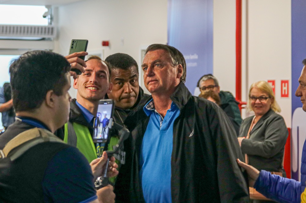 O ex-presidente Jair Bolsonaro desembarca na cidade de Pelotas, no Rio Grande do Sul