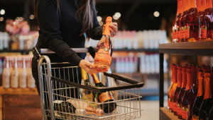 Mulher faz compra de vinho no Supermercado