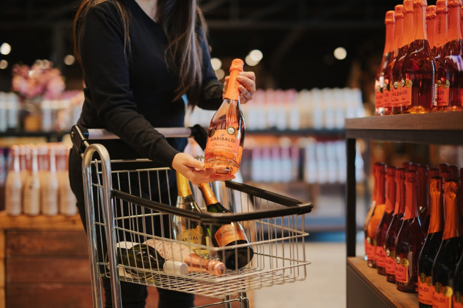 Mulher faz compra de vinho no Supermercado